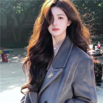 坐在酒吧里吃蛋糕
